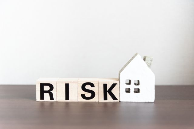 家の模型とリスクの文字